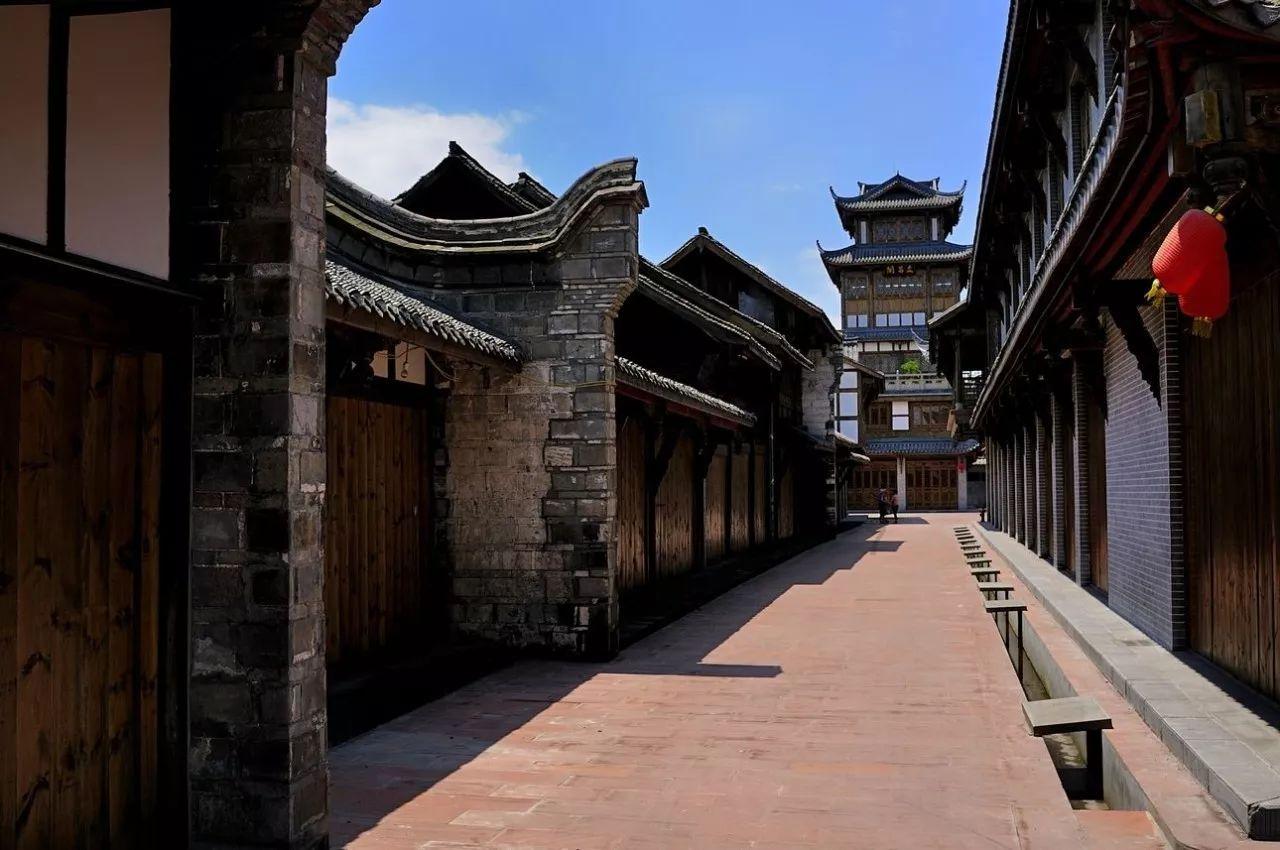 小伙子午后弹吉他邀请妈妈唱歌，妈妈边扫地边唱《向云端》