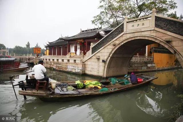 探索知识的乐园- 三个女生一块出去玩 其中一个嫌我没分好谁住哪个床就脱鞋躺着然后转身就走了用给她道歉吗?